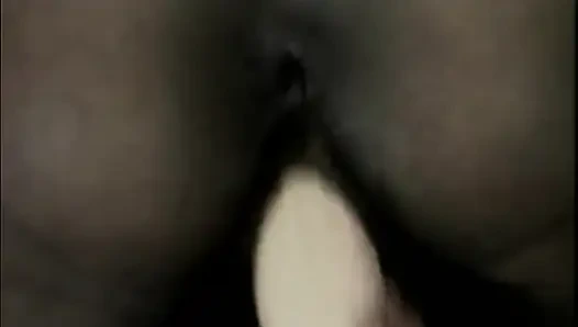 Возбужденная зрелая крошка начиняет волосатую киску пульсирующей бананом