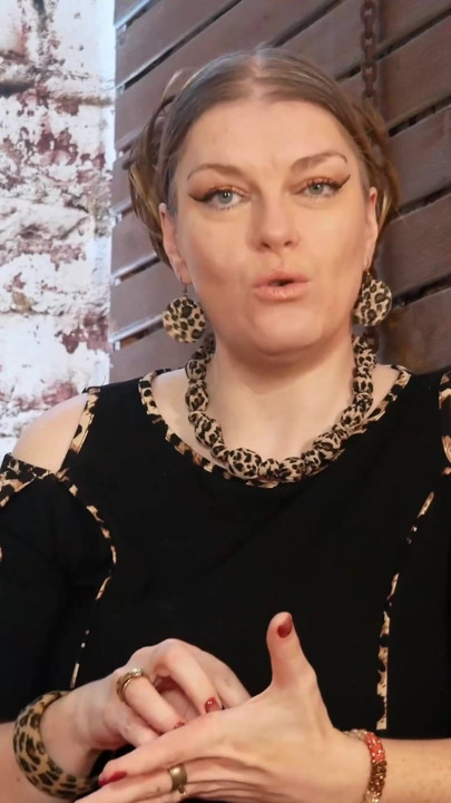 Знам истината за теб, моята Сиси, затова обичаш розовото толкова много, навлизам толкова дълбоко в подсъзнанието ти | Клип 1
