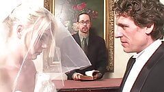 Marido pervertido deja que la esposa recién casada en la noche de bodas sea follada por dos extraños de látex