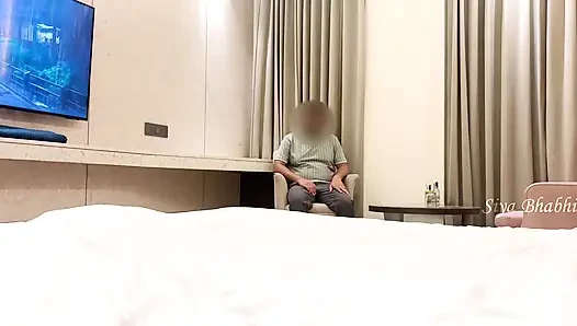 Tante seksi india dientot habis-habisan sama staf hotel sampai dicrot di dalam