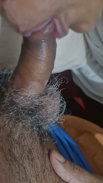 큰 보지로 내 자지를 빨며 엉덩이를 보여주는 그녀