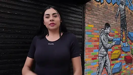 Aku memuaskan taruhanku sama si penjual empanada yang masih perawan