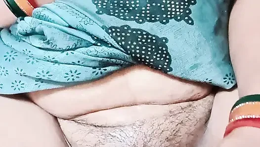 Hintli ev hanımı ateşli sıkı amcığını fışkırtıyor