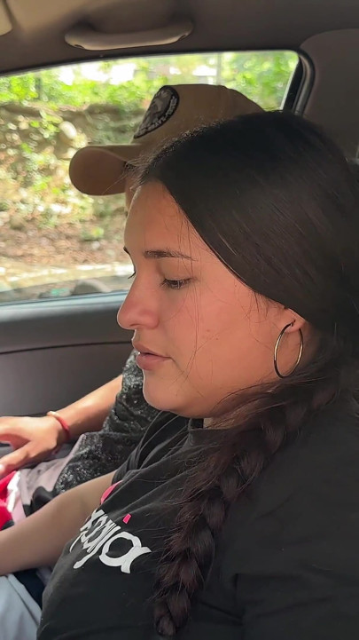 Autan Fat Latinaa jäämään jumiin keskelle ei mitään vastineeksi kovasta naimisesta hänen autossaan.
