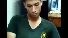 Een schattige Thaise soldaat toont zijn pik op cam.