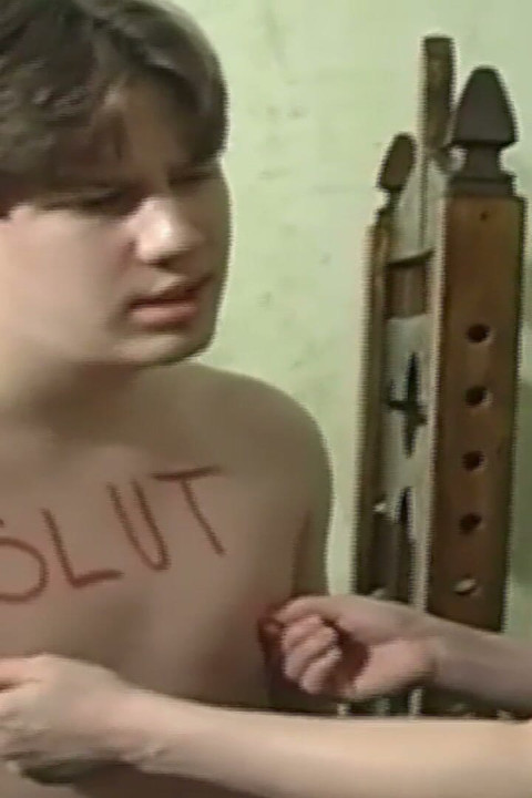 Baskın esmer orta yaşlı seksi kadın kölesini sıkıca sarıyor