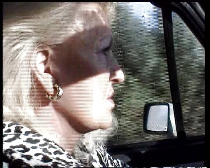 Une salope blonde allemande sexy chevauche une bite comme une pro devant une cougar excitée
