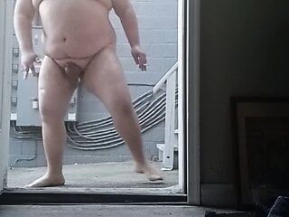 Mofo2121 desnuda afuera por la puerta del vecino