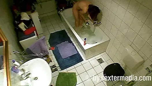 MILF Banyoda Kişisel Hijyen Yapıyor