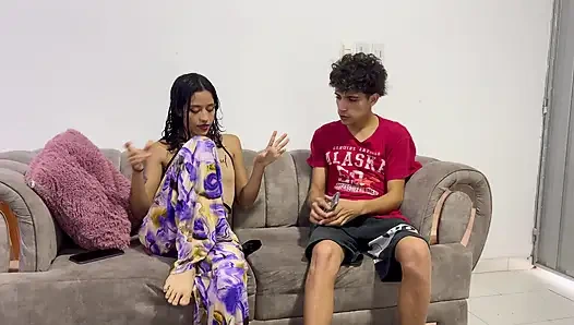 Üvey kız kardeşim sadece beni baştan çıkarmak ve onu sikmemi sağlamak için onun bazı fotoğraflarını çekmemi istiyor