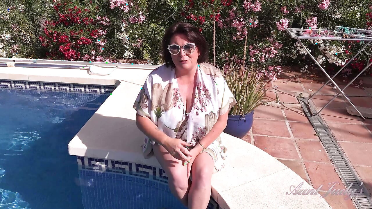 Un chat junto a la piscina con tu madrastra tetona JoJo Robinson se convierte en instrucciones de paja tabú