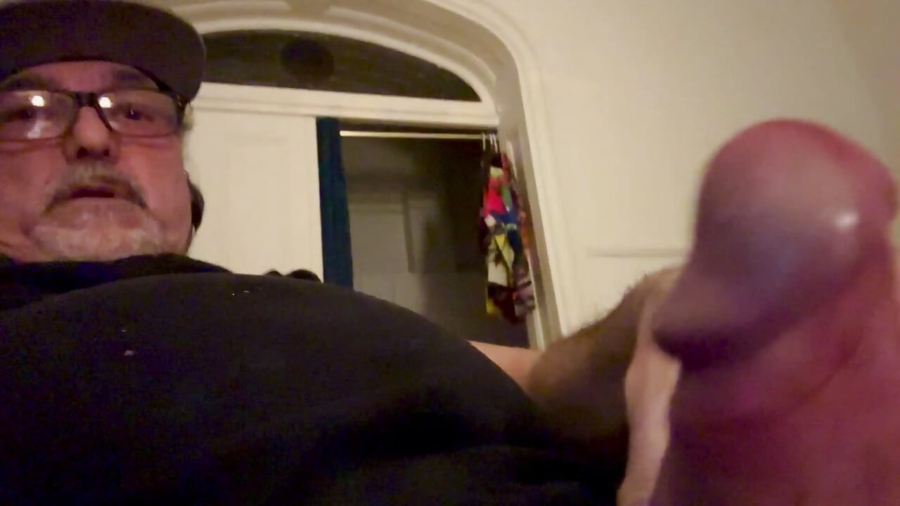 Očev potpuno uspravan penis ejakulira