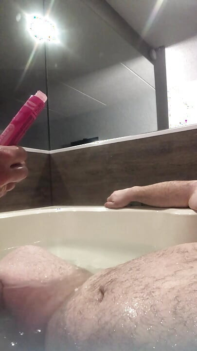 Diversión de alab en un jacuzzi! Flaca y sexy Rachel Wriggler tiene diversión jabonosa deslizante con un gran oso gordito