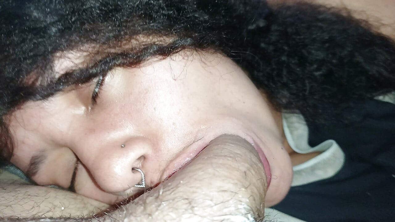 Belo primeiro plano de uma gozada interna no rosto e nos lábios de uma puta.