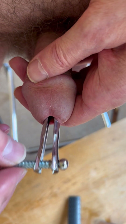 Peephole stretching | Clip 2