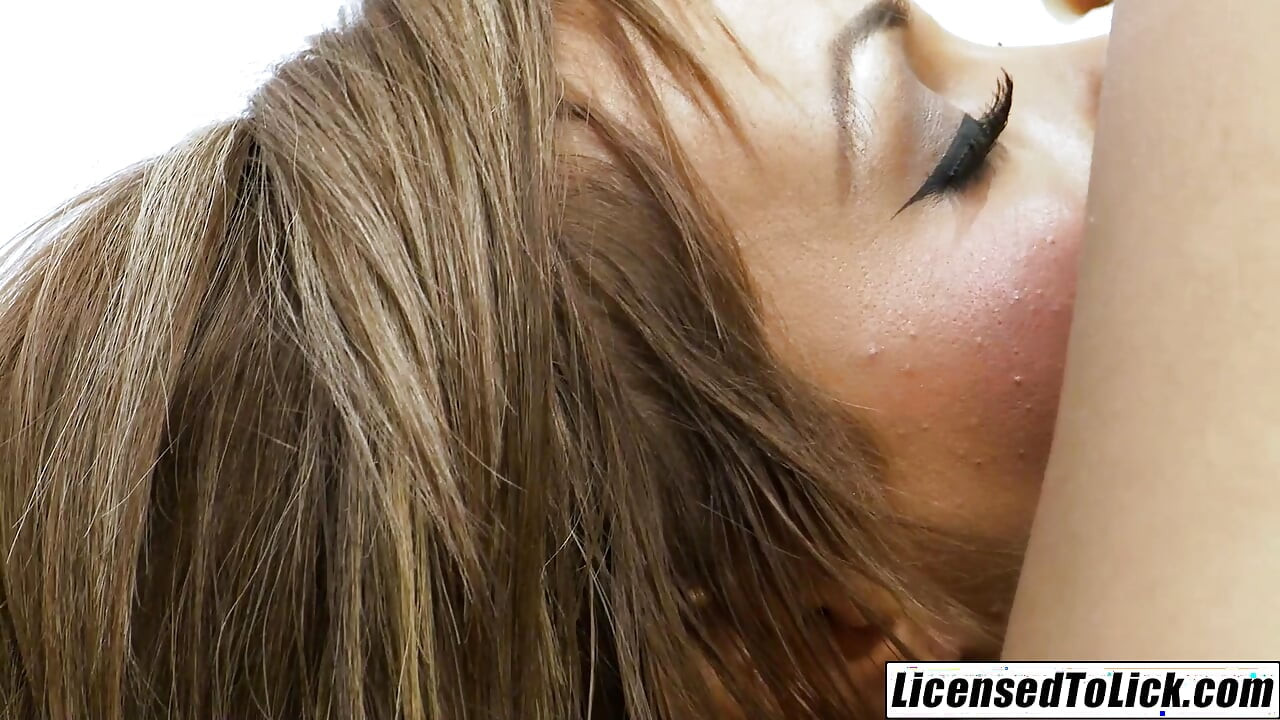 LICENSED TO LICK - 여친의 얼굴에 앉아 있는 Leila Bee