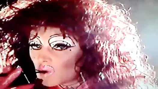 Dragqueen siyah sobranie holder sigara içiyor 2