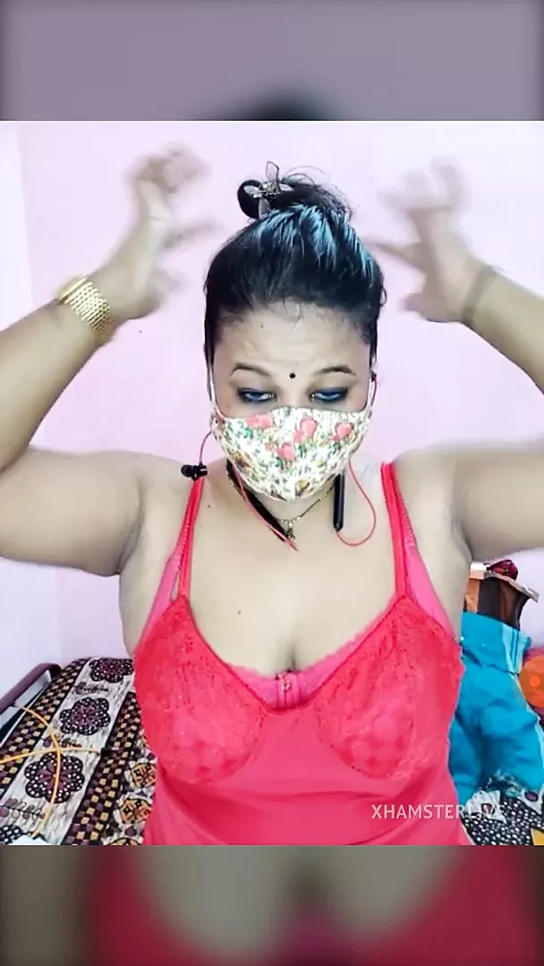 Desi model showing her sexy armpits on cam