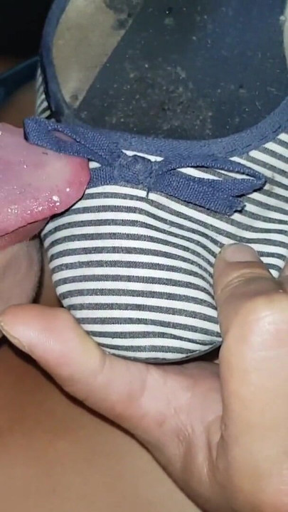 Muss man teilen moment von "Freches mädchen leckt ihre schmutzigen schuhe"