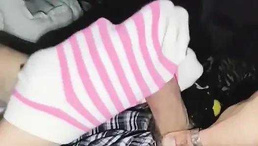 Seksi ateşli pembe ve beyaz çizgili çoraplı çoraplı elle muamele