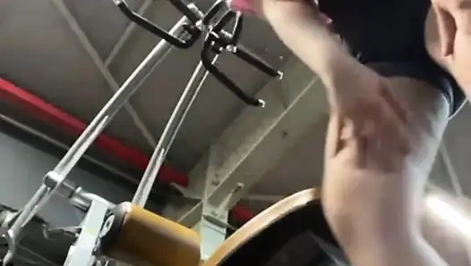 Öffentliches ficken mit jucielussie im fitnessstudio