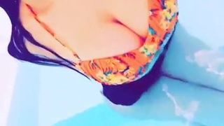 Menina árabe com peitos grandes na piscina