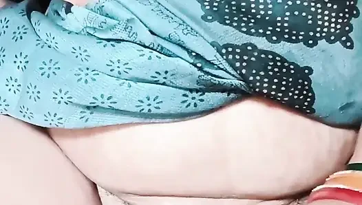 Deshi Housewife Squirting Her Hot Tight Pussy