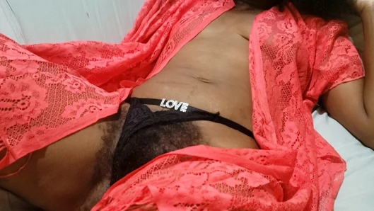 Kıllı ve hatun doğal cazibe, güçlü kimya ve samimi şehvetli enerji ile cesur özgüvenini sergiliyor