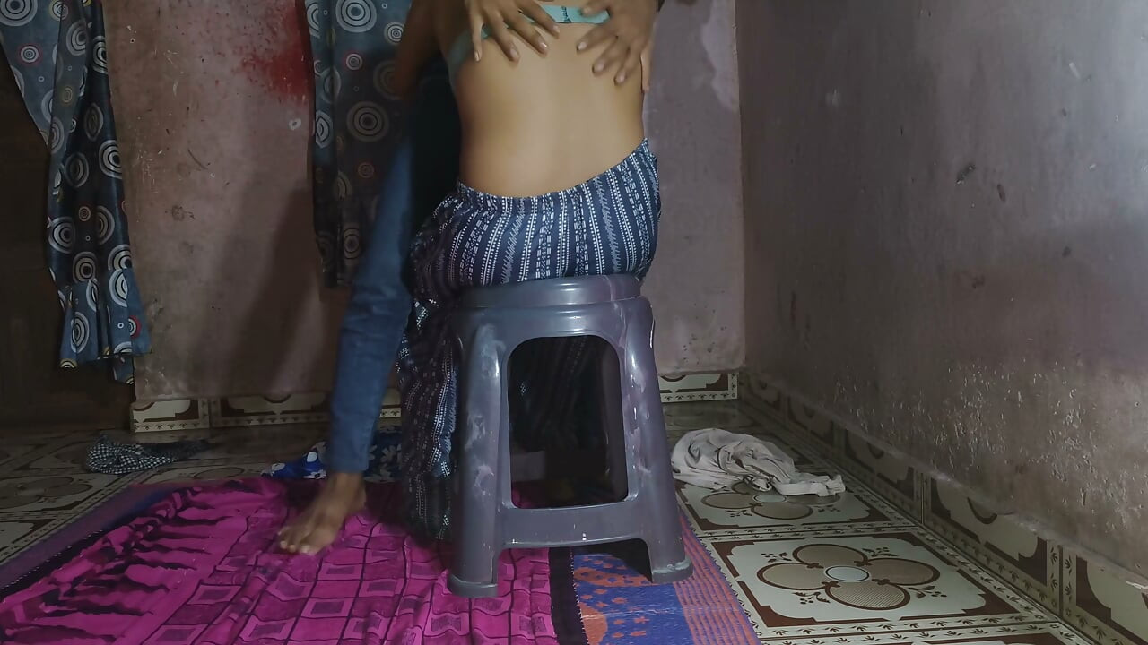 E cald în casă cu o fată desi din sat