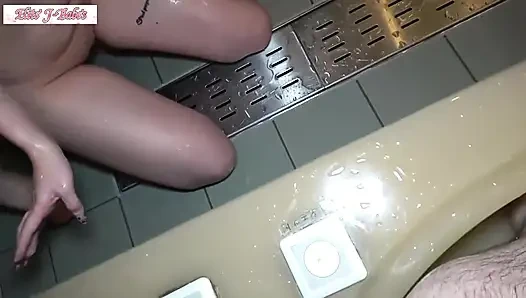 Mükemmel oranlarda çarpıcı f fincan güzellik şarjlı özel karşılaşmada cesur coşkusunu gösteriyor