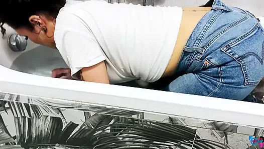 Tukang ledeng yang sudah menikah meniduri klien di bak mandi dan bertobat memakan air mani dari jeans untuk menyembunyikan bukti