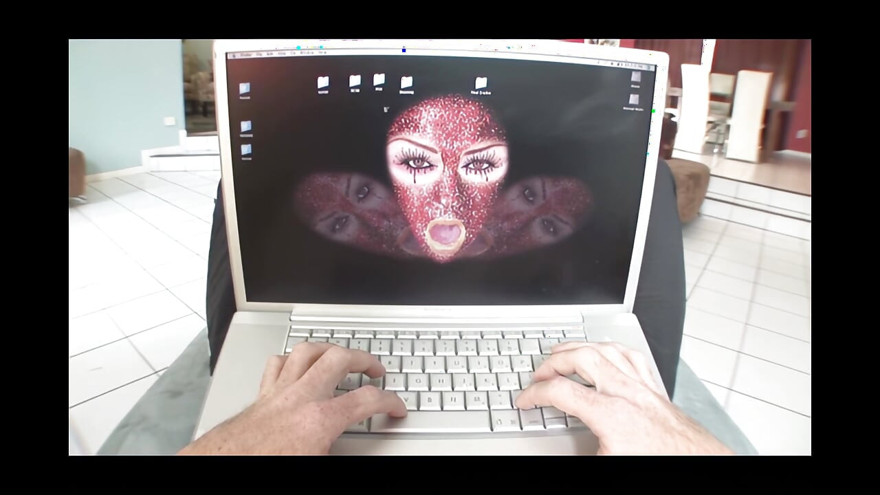 Горячая крошка дико скачет