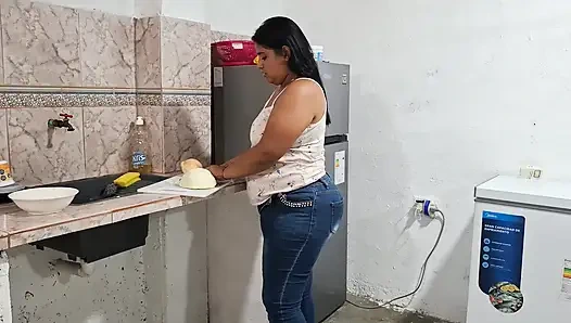 Pandora раздевается и готовит еду голышом