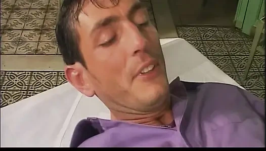 Ateşli büyük memeli orta yaşlı seksi kadın amına piercing yapıyor büyük bir yarak alıyor