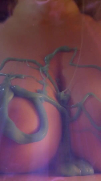 Momento chave de "Os peitos mais bonitos do mundo, a 🍒 jovem artista cobre seus seios incríveis com slime - slowmotion"