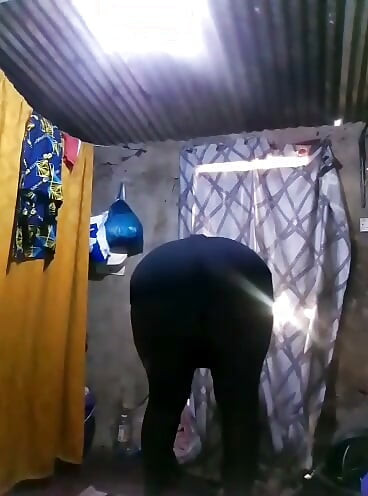 Aficionada africana desnudándose y rociando leche