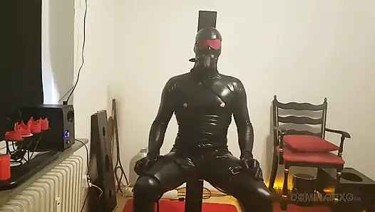 Golden shower fetisch - reife domme drenches latex-sklavin