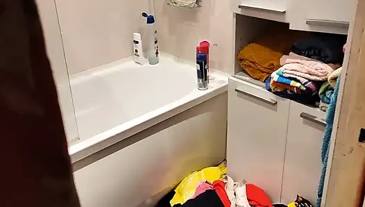 Üvey kız kardeşimi banyoda yakaladım