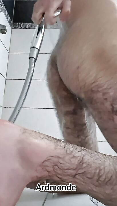 Banyo yaparken kıllı bacaklarımı, götümü ve vücudumu sabunlayıp yıkıyorum