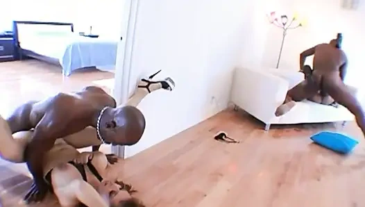 Tante seksi ini dientot habis-habisan sama kontol besar pria kulit hitam