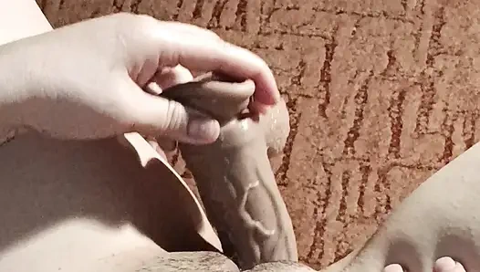 Тугая киска и дилдо в видео от первого лица, мастурбация в домашнем видео