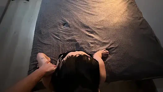 Kepergok ngintip teman sekamarku - dia menghukumku dengan nyepong kontolku dan crot di perutnya