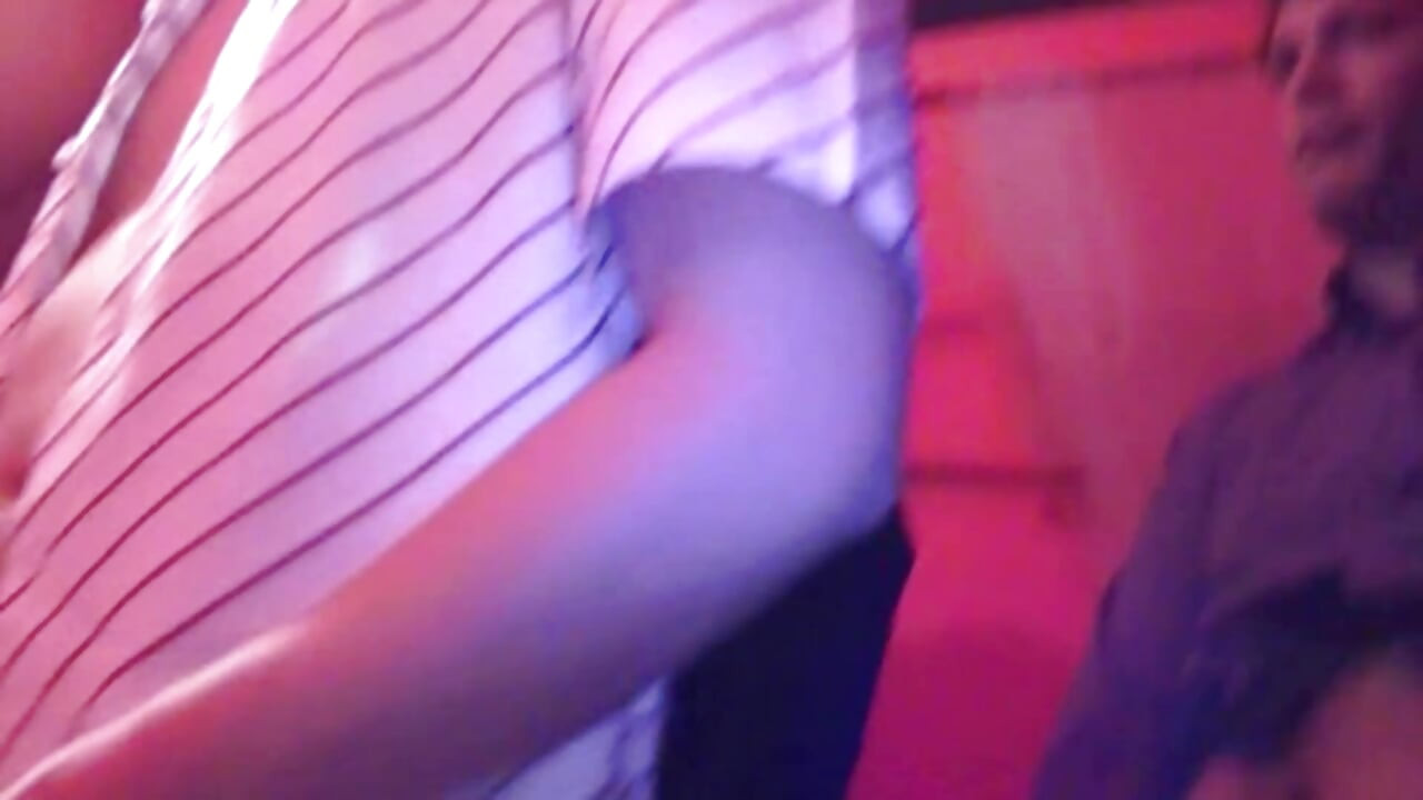 To ludder har et gangbang med ekte amatører i en klubb