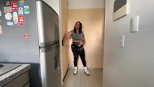 Üvey kız kardeşimin porno yaptığını keşfediyorum ve sessizliğim karşılığında çok iyi sikişiyoruz