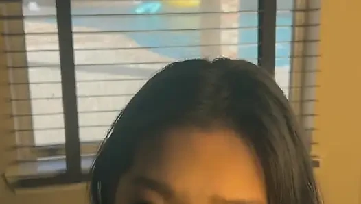 Seksi Asyalı kız 31 çekiyor ve sakso çekiyor büyük boşalma
