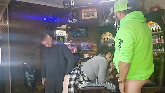 Arkadaşlarımı 19 yaşındaki üvey kızımı paylaşiyorum