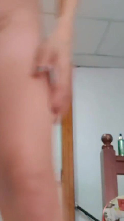 "Bebek bakıcısı tinny tanga üzerinde dans ediyor ve kıllı amcık flexis'i dışarı itiyor" dan heyecanlı an