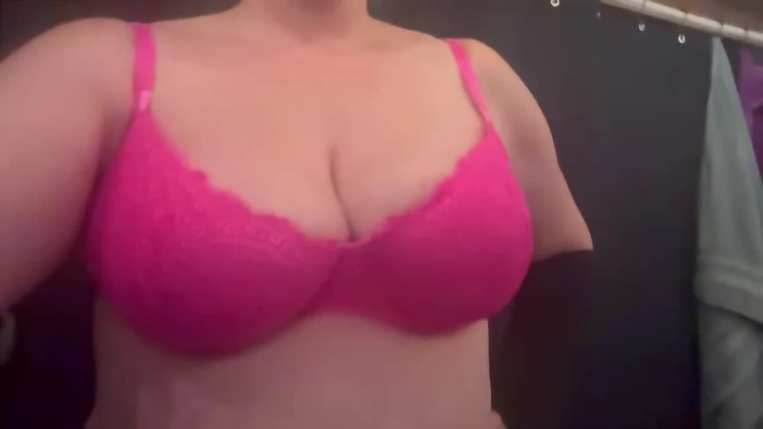 TI PIACE IL MIO NUOVO REGGISENO?