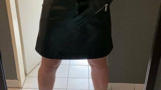 Éjaculation dans une jupe en cuir et des bottines