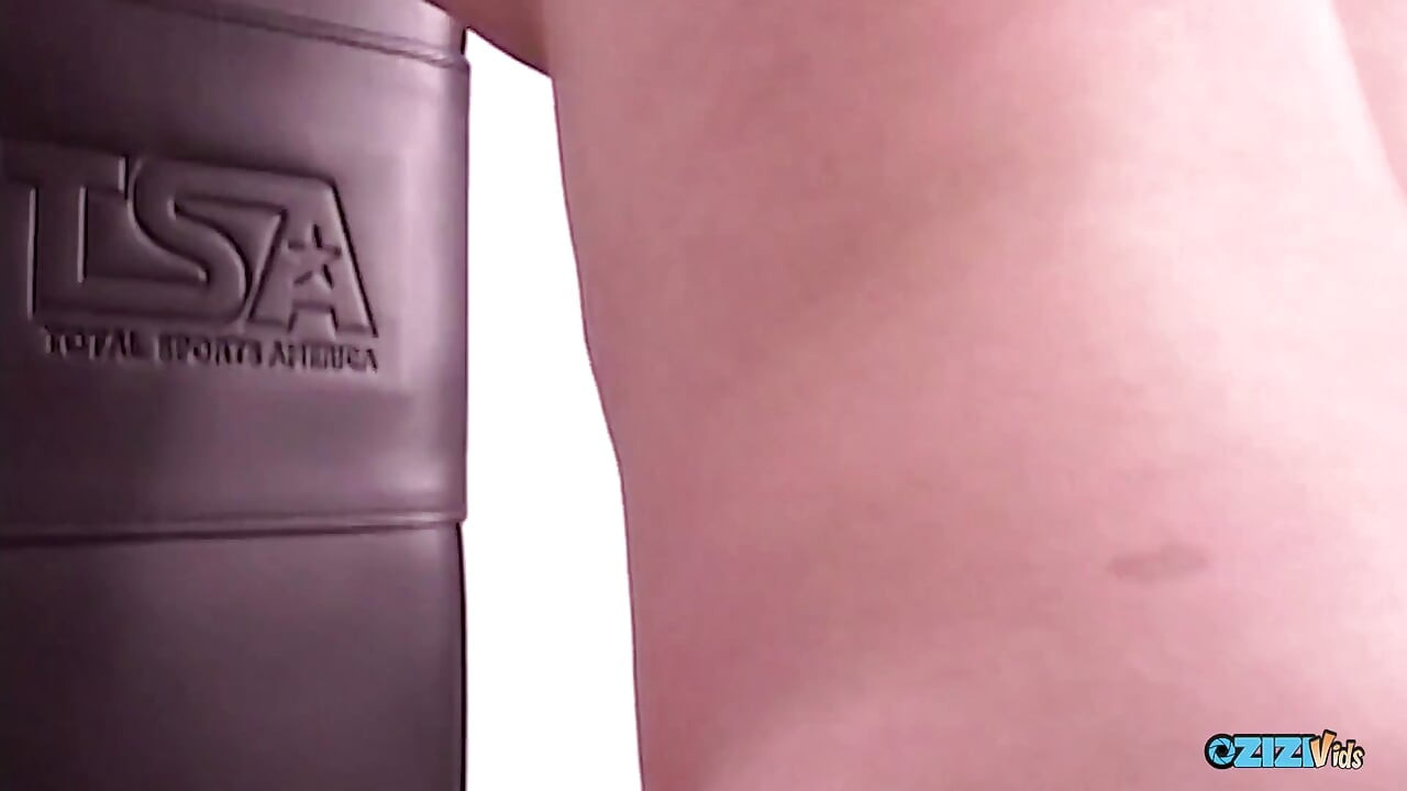這就是這個女孩準備用巨型假陽具自慰的方式